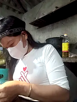 Snapshot of nat-tri chatting on 11/09/25, 10:24 nat-tri online show from 11/09/25, 10:24