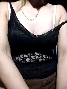 Snapshot of YiyinLy chatting on 10/16/25, 08:54 YiyinLy online show from 10/16/25, 08:54