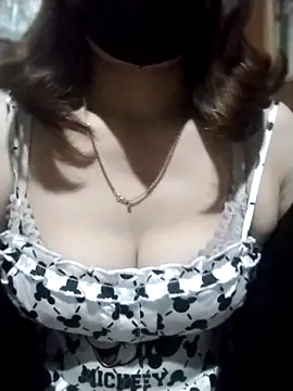 Snapshot of YiyinLy chatting on 10/22/25, 12:05 YiyinLy online show from 10/22/25, 12:05