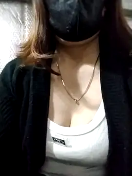 Snapshot of YiyinLy chatting on 10/23/25, 03:33 YiyinLy online show from 10/23/25, 03:33