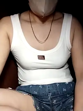 Snapshot of YiyinLy chatting on 10/27/25, 08:35 YiyinLy online show from 10/27/25, 08:35