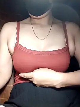 Snapshot of YiyinLy chatting on 10/29/25, 08:32 YiyinLy online show from 10/29/25, 08:32