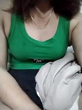 Snapshot of YiyinLy chatting on 10/30/25, 08:38 YiyinLy online show from 10/30/25, 08:38