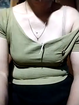 Snapshot of YiyinLy chatting on 10/30/25, 08:42 YiyinLy online show from 10/30/25, 08:42