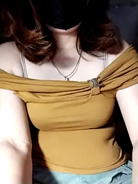 Snapshot of YiyinLy chatting on 10/31/25, 09:16 YiyinLy online show from 10/31/25, 09:16