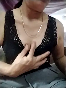 Snapshot of YiyinLy chatting on 11/01/25, 11:23 YiyinLy online show from 11/01/25, 11:23