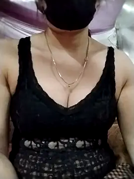 Snapshot of YiyinLy chatting on 11/02/25, 12:07 YiyinLy online show from 11/02/25, 12:07