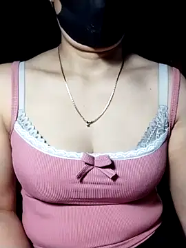 Snapshot of YiyinLy chatting on 11/03/25, 02:57 YiyinLy online show from 11/03/25, 02:57