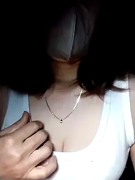 Snapshot of YiyinLy chatting on 11/03/25, 08:43 YiyinLy online show from 11/03/25, 08:43