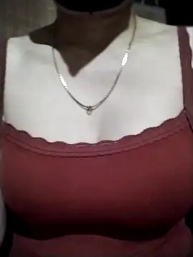 Snapshot of YiyinLy chatting on 11/05/25, 02:44 YiyinLy online show from 11/05/25, 02:44