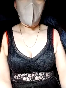 Snapshot of YiyinLy chatting on 11/05/25, 08:20 YiyinLy online show from 11/05/25, 08:20