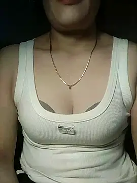 Snapshot of YiyinLy chatting on 11/18/25, 03:01 YiyinLy online show from 11/18/25, 03:01