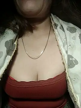 Snapshot of YiyinLy chatting on 11/18/25, 07:18 YiyinLy online show from 11/18/25, 07:18