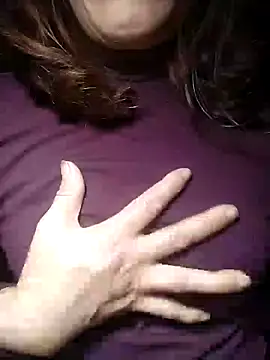 Snapshot of YiyinLy chatting on 11/19/25, 09:37 YiyinLy online show from 11/19/25, 09:37