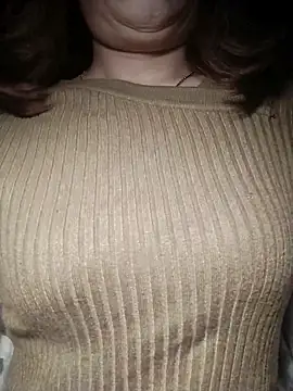 Snapshot of YiyinLy chatting on 11/20/25, 07:24 YiyinLy online show from 11/20/25, 07:24