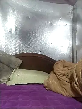 Snapshot of YiyinLy chatting on 11/23/25, 07:41 YiyinLy online show from 11/23/25, 07:41