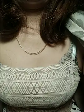 Snapshot of YiyinLy chatting on 11/23/25, 07:46 YiyinLy online show from 11/23/25, 07:46