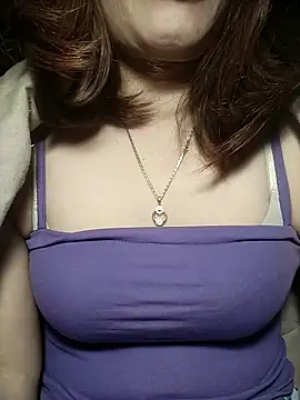 Snapshot of YiyinLy chatting on 11/24/25, 07:24 YiyinLy online show from 11/24/25, 07:24