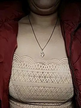 Snapshot of YiyinLy chatting on 11/25/25, 07:14 YiyinLy online show from 11/25/25, 07:14