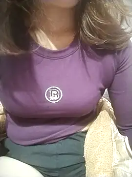 Snapshot of YiyinLy chatting on 11/27/25, 07:54 YiyinLy online show from 11/27/25, 07:54