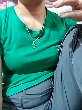 Snapshot of YiyinLy chatting on 11/28/25, 05:32 YiyinLy online show from 11/28/25, 05:32