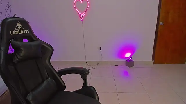 Snapshot of merida_06 chatting on 11/07/25, 03:06 merida 06 online show from 11/07/25, 03:06