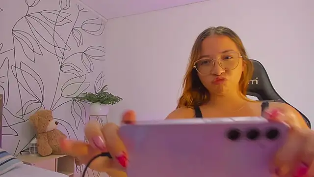 Snapshot of merida_06 chatting on 11/19/25, 09:48 merida 06 online show from 11/19/25, 09:48