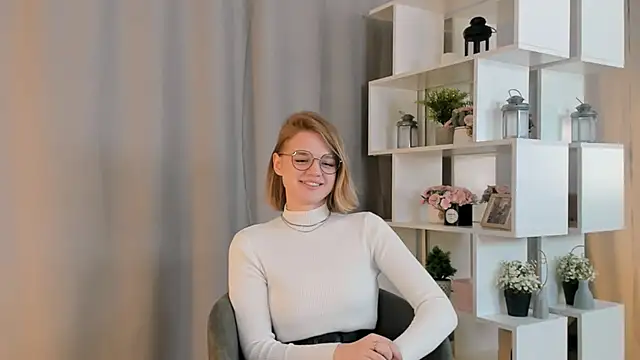Snapshot of LillieLejune chatting on 10/14/25, 01:23 LillieLejune online show from 10/14/25, 01:23