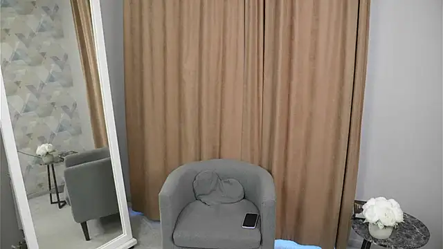 Snapshot of MargyUong chatting on 10/14/25, 03:40 MargyUong online show from 10/14/25, 03:40