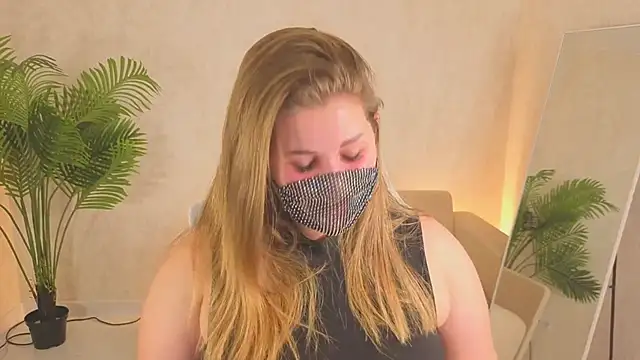 Scarlet Sinera online show from 10/19/25, 12:11