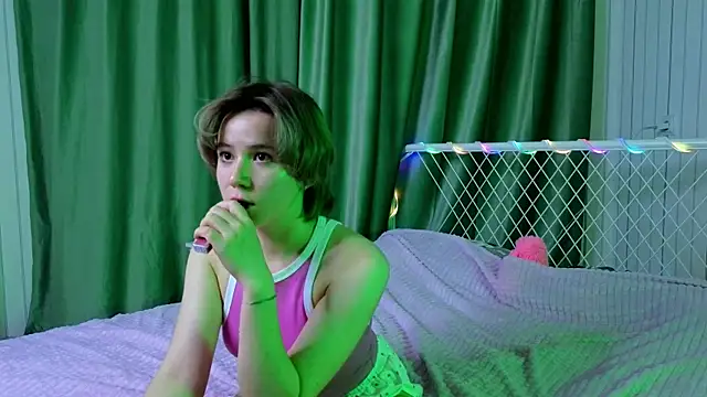 Snapshot of AlisiaEthen chatting on 11/02/25, 08:33 AlisiaEthen online show from 11/02/25, 08:33