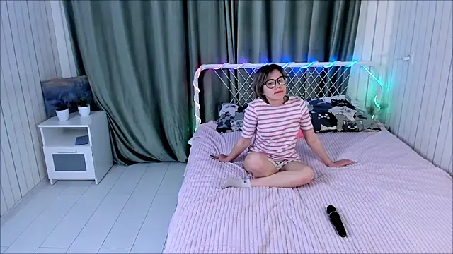 Snapshot of AlisiaEthen chatting on 11/14/25, 08:40 AlisiaEthen online show from 11/14/25, 08:40