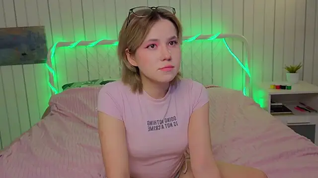 Snapshot of AlisiaEthen chatting on 11/26/25, 08:21 AlisiaEthen online show from 11/26/25, 08:21