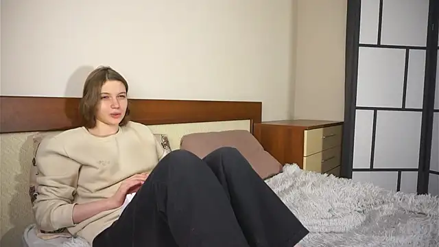 RoslynArcuo online show from 10/28/25, 08:33