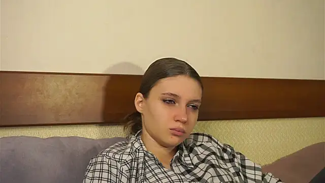 RoslynArcuo online show from 11/02/25, 08:55