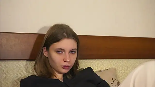 RoslynArcuo online show from 11/08/25, 08:40