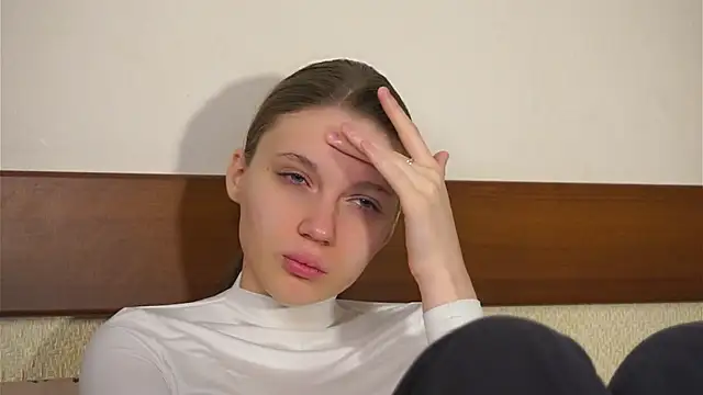 RoslynArcuo online show from 11/19/25, 08:20