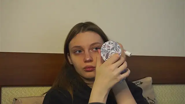 RoslynArcuo online show from 11/30/25, 08:13