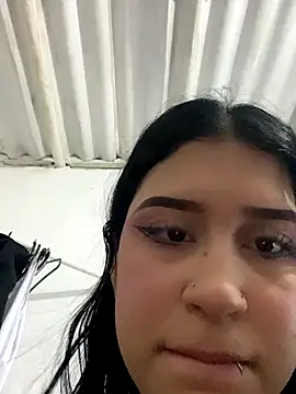 Snapshot of cristalxxx_hott chatting on 10/29/25, 05:04 cristalxxx hott online show from 10/29/25, 05:04