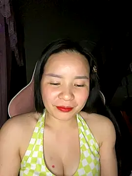 Snapshot of Listen-ly chatting on 11/17/25, 04:57 Listen-ly online show from 11/17/25, 04:57