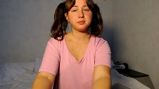 Snapshot of Vivi__Nova chatting on 10/16/25, 10:27 Vivi Nova online show from 10/16/25, 10:27