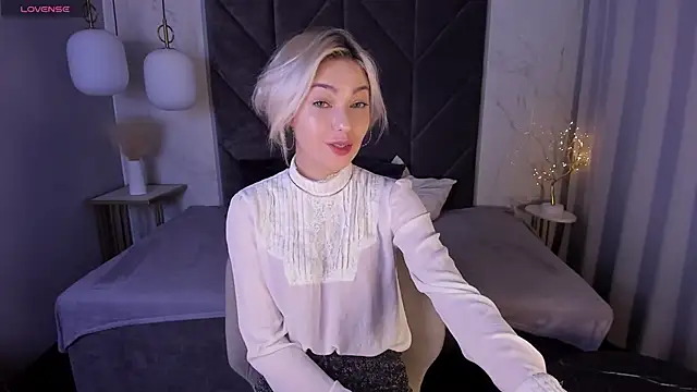 Snapshot of AlysiaSun_ chatting on 10/17/25, 01:57 AlysiaSun online show from 10/17/25, 01:57