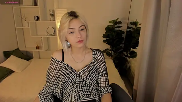 Snapshot of AlysiaSun_ chatting on 10/22/25, 02:06 AlysiaSun online show from 10/22/25, 02:06