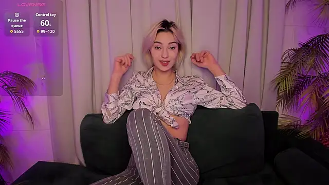 Snapshot of AlysiaSun_ chatting on 11/23/25, 02:17 AlysiaSun online show from 11/23/25, 02:17