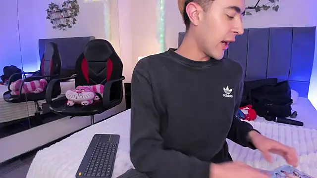 Snapshot of JustinCastiblanco chatting on 10/23/25, 11:20 JustinCastiblanco online show from 10/23/25, 11:20