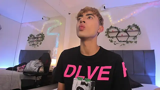 Snapshot of JustinCastiblanco chatting on 12/01/25, 11:26 JustinCastiblanco online show from 12/01/25, 11:26