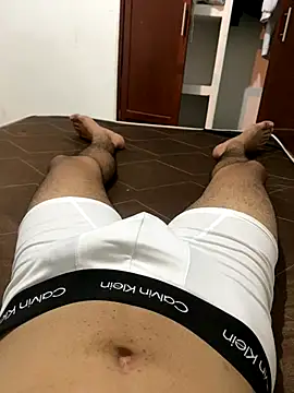 Muchachito18 online show from 11/05/25, 04:12