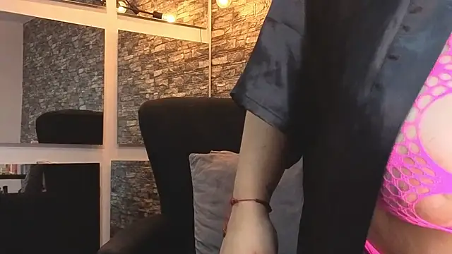 Snapshot of TokyoSky chatting on 11/06/25, 08:32 TokyoSky online show from 11/06/25, 08:32