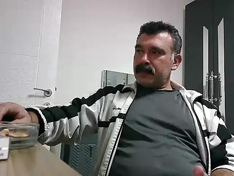 Snapshot of meroglu45 chatting on 10/18/25, 05:03 meroglu45 online show from 10/18/25, 05:03