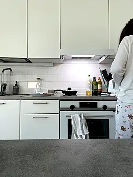 Snapshot of cute_cake chatting on 10/17/25, 06:38 cute cake online show from 10/17/25, 06:38